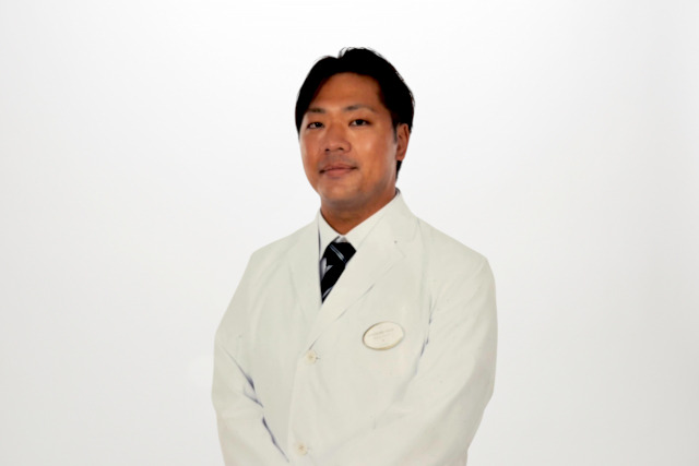 鍼処　施術者：藤井　亮輔　接骨院および整形外科に勤務　藤井 亮輔。海外での施術経験を活かし、丁寧な施術を行っています。英語対応も可能です。